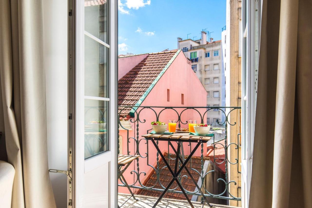 Lovelystay - Sunny Flat W/ Balcony Overseeing Graca And River Lisboa Eksteriør billede