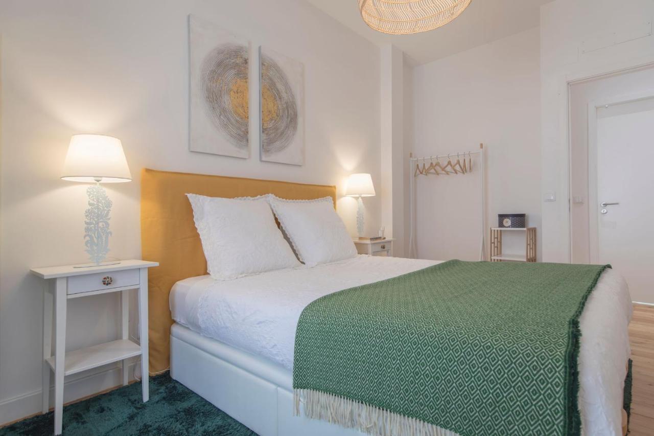Lovelystay - Sunny Flat W/ Balcony Overseeing Graca And River Lisboa Eksteriør billede