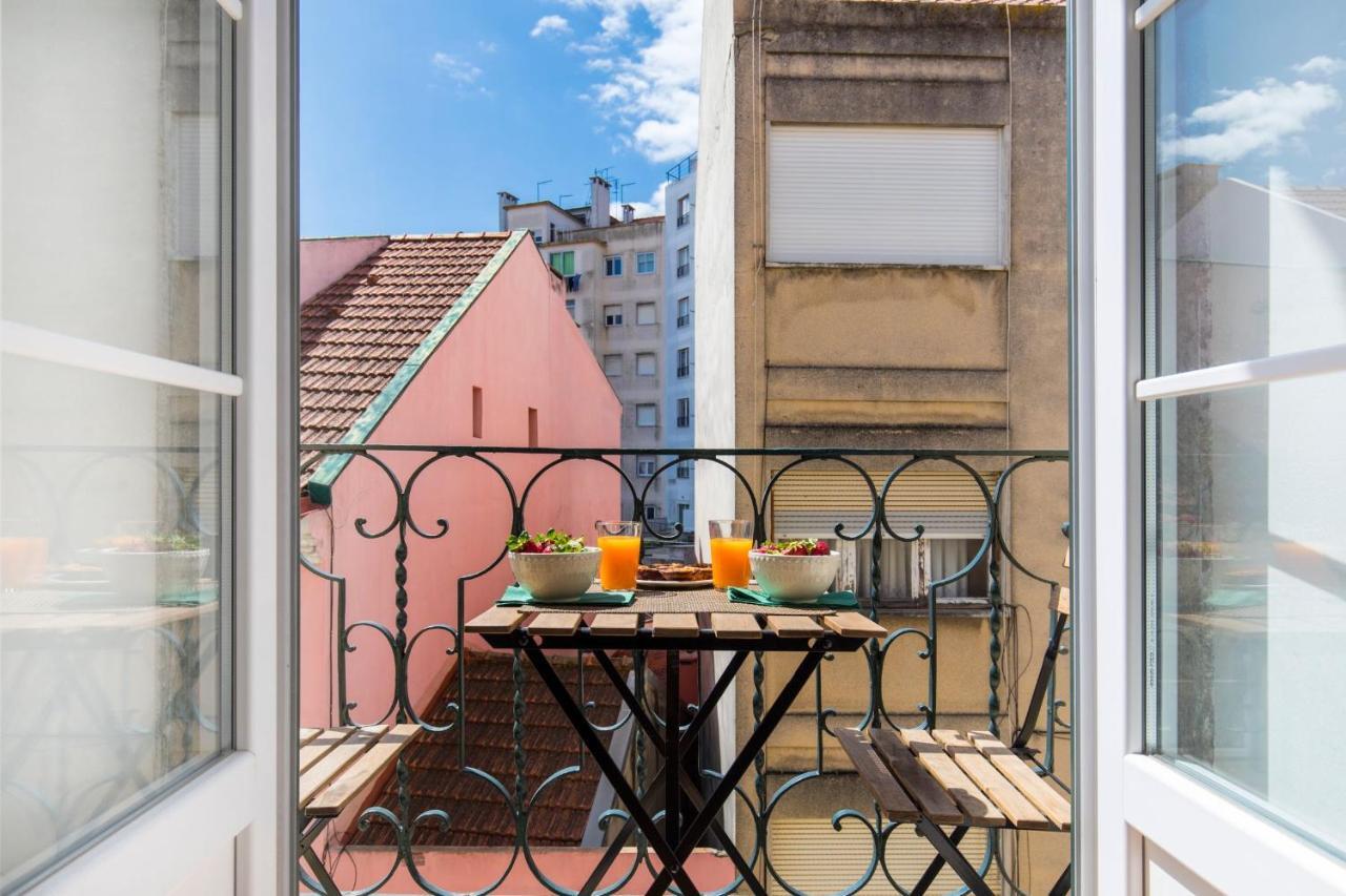 Lovelystay - Sunny Flat W/ Balcony Overseeing Graca And River Lisboa Eksteriør billede