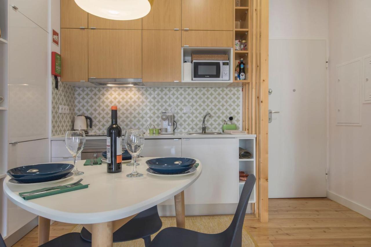 Lovelystay - Sunny Flat W/ Balcony Overseeing Graca And River Lisboa Eksteriør billede