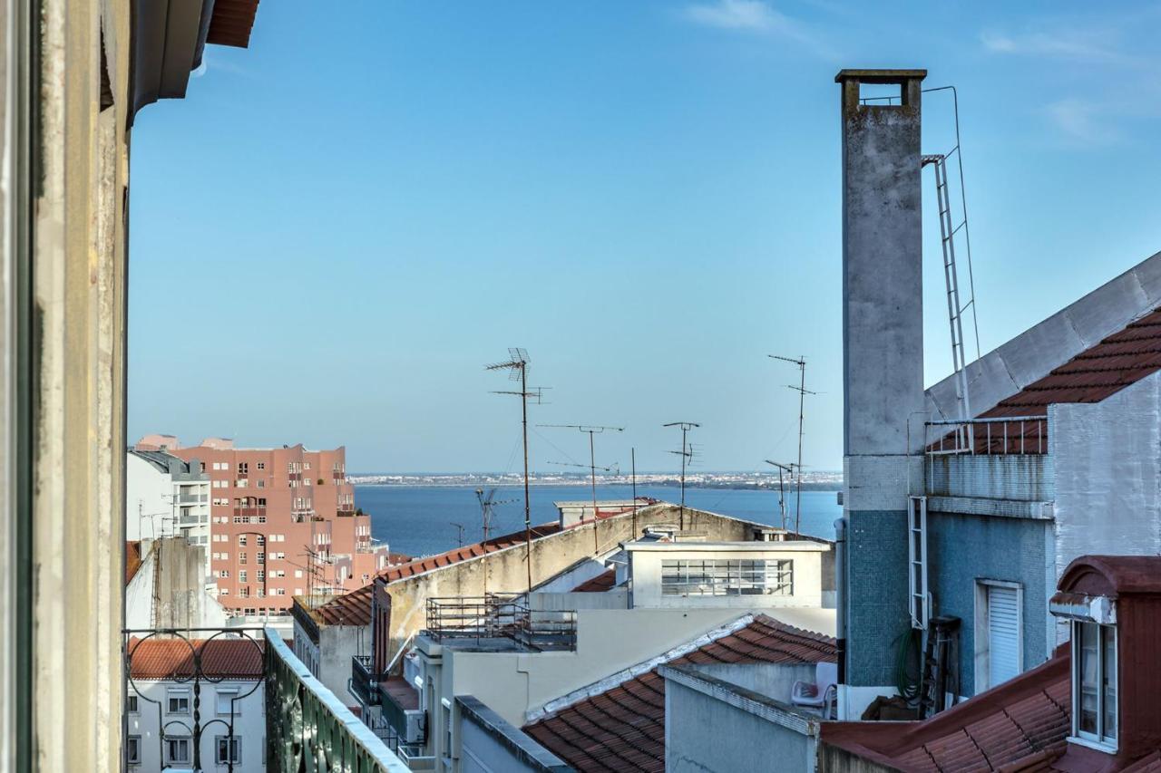 Lovelystay - Sunny Flat W/ Balcony Overseeing Graca And River Lisboa Eksteriør billede