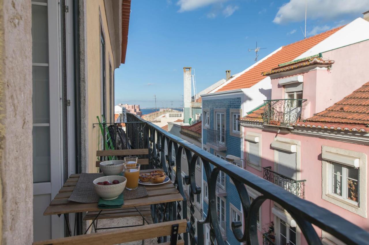 Lovelystay - Sunny Flat W/ Balcony Overseeing Graca And River Lisboa Eksteriør billede